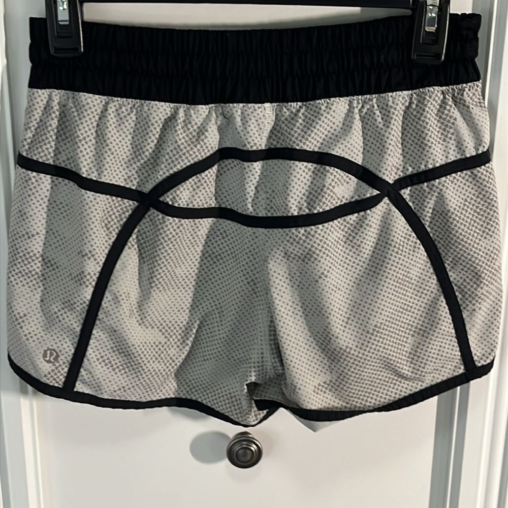 Lululemon Tracker Short Iii Size 6 - image 3